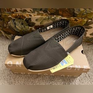 NIB NWT Toms Classic Tarmac Olive Canvas shoes women’s 9.5